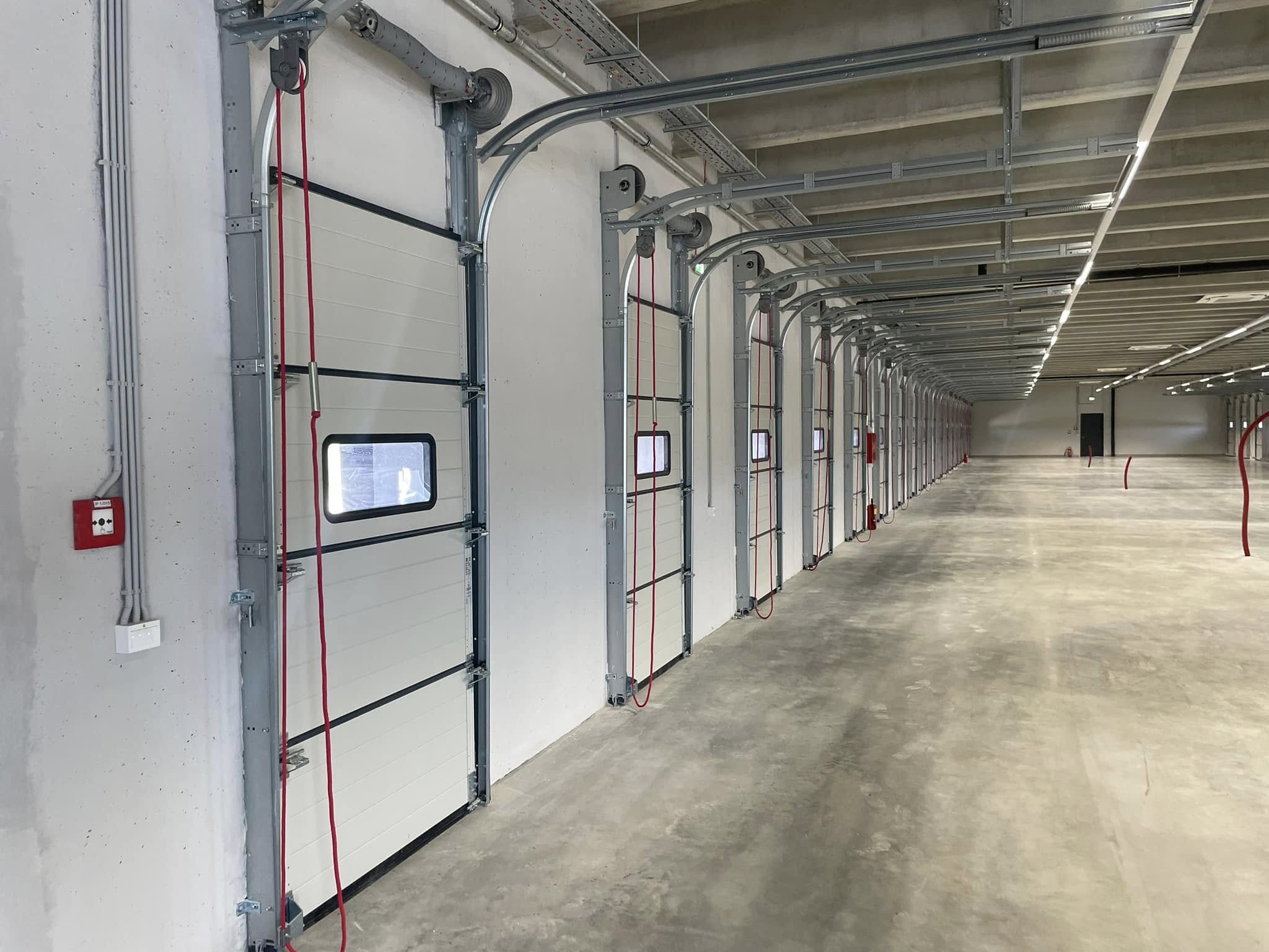 Industrijska sekcijska vrata u proizvodnoj hali